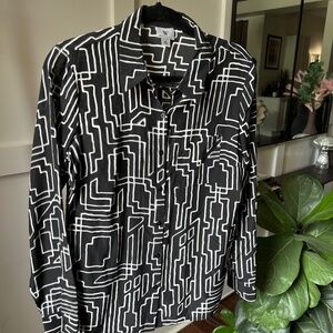 Worthington Black and White Abstract Pattern M Button Up Blouse